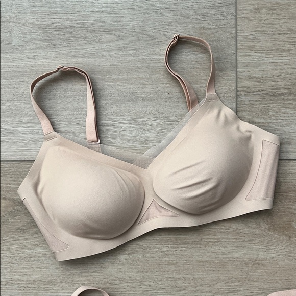 Two Honeylove CrossOver Bras - Picture 10 of 10